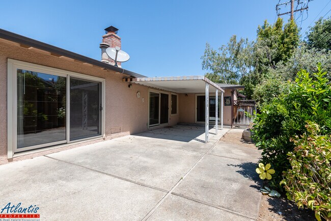 Building Photo - Heatherstone Way / Village Ct