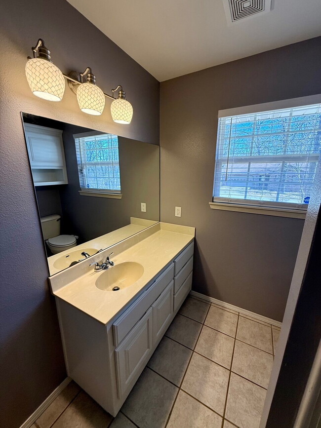 Building Photo - Charming 2-Bedroom in Bella Vista with Large Fenced Backyard!