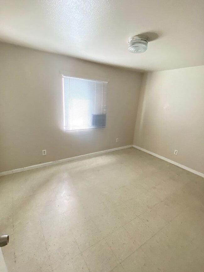 Building Photo - Explore this property in Delano - Flexible...