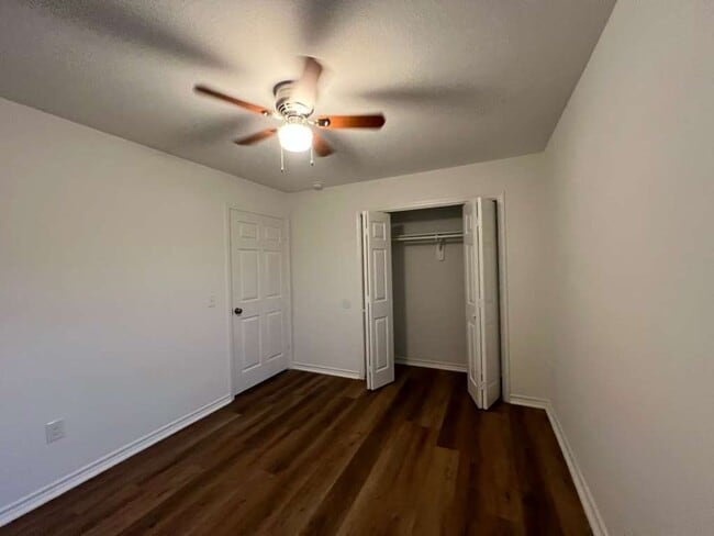 Building Photo - Very well maintained 2 bed 1 bath - move i...