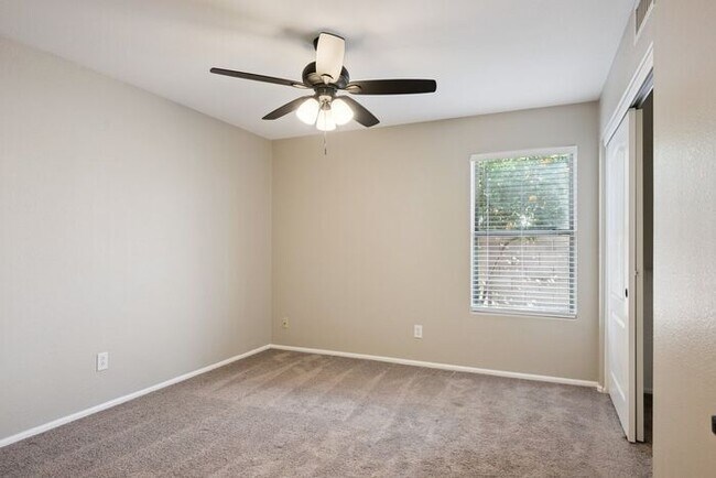 Building Photo - Very nice single level home with 4 bedrooms and 2 baths!