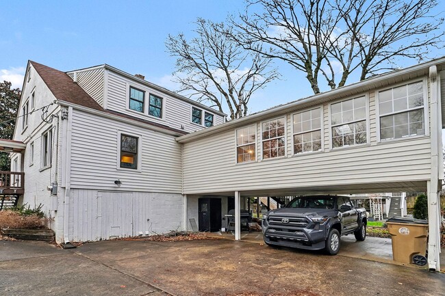 Building Photo - Sylvan Park Charm!