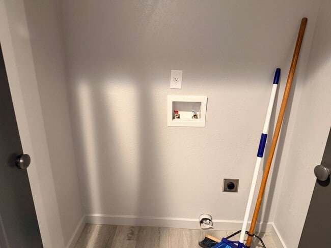 Building Photo - Division St