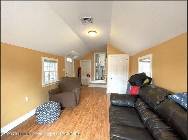 Building Photo - 560 Princeton Ave