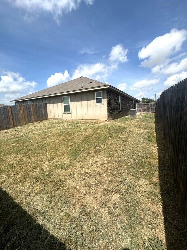 Building Photo - AVAILABLE NOW! (SECTION 8 ACCEPTED)