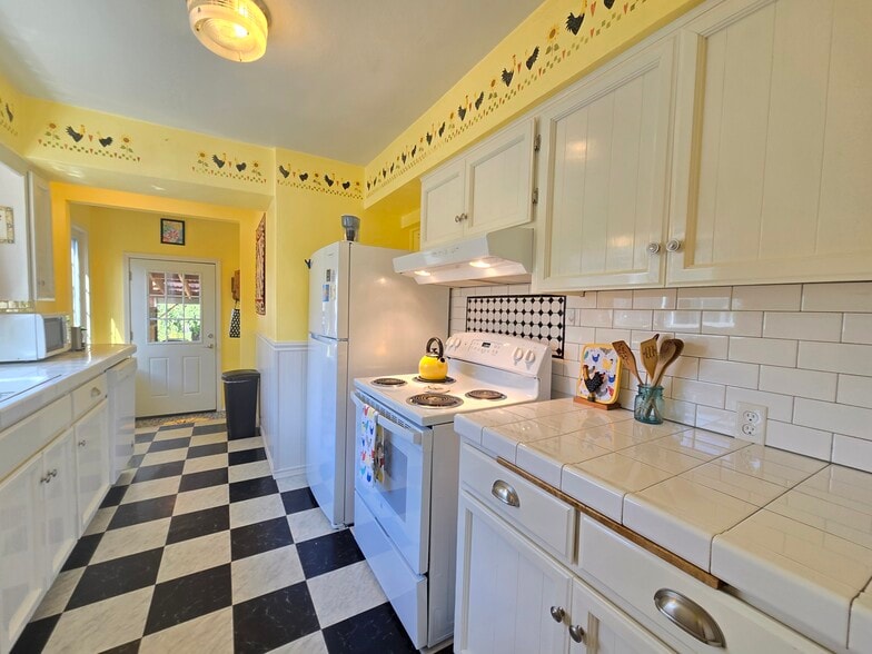 Full size range - 1065 13th St NE