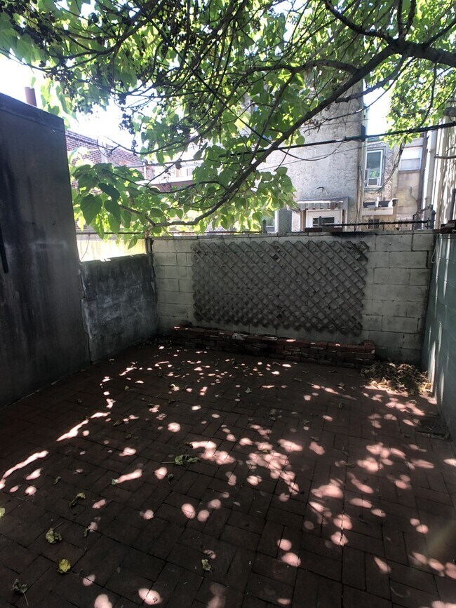 Building Photo - Well-maintained Passyunk Square 2 Bedroom Home! W/D! Yard!