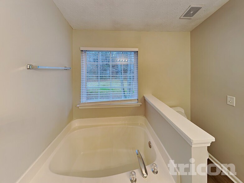 Building Photo - 156 Bridgestone Ln