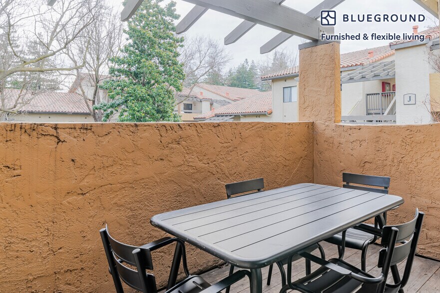 Building Photo - 1600 Villa St