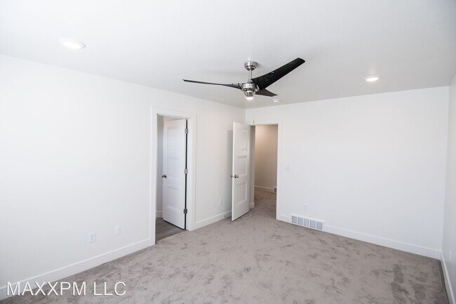 Building Photo - 5 br, 3.5 bath House - 151 W Harvest Villa...