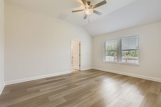 Building Photo - 1008 Sundrops St