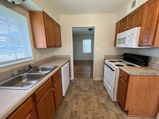 Building Photo - Renovated 4 Bedroom 2 Bath Home for Rent!