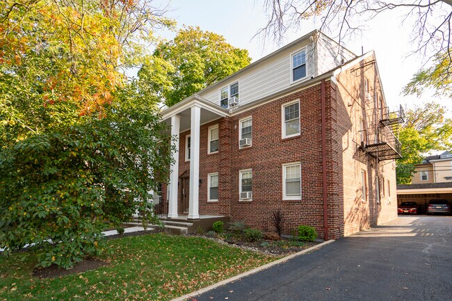 Building Photo - 18 The Cres