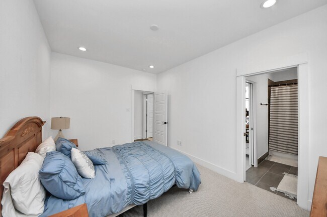 Building Photo - 1066 Mansfield St