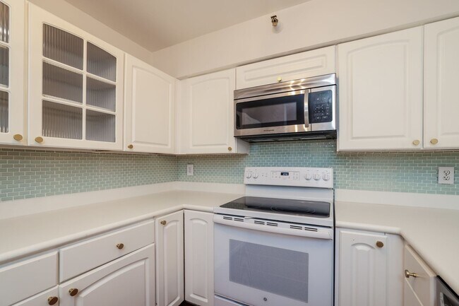 Building Photo - 2 Bedroom Condo in Highly Desirable Richmond Marina Bay!