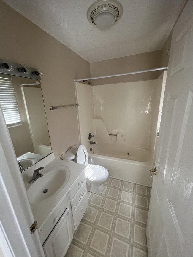 Building Photo - 152 Meadow Ridge Dr