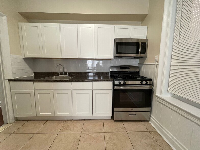 Building Photo - 171 W 48th St