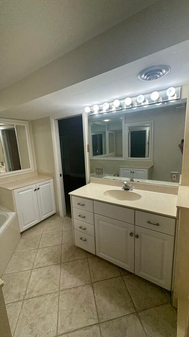 Building Photo - 2704 Cardinal Dr