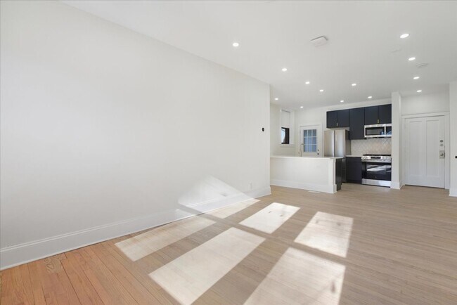 Building Photo - 4636 N Hamilton Ave