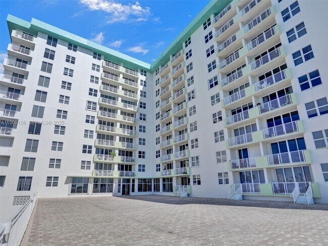 Building Photo - 10350 W Bay Harbor Dr