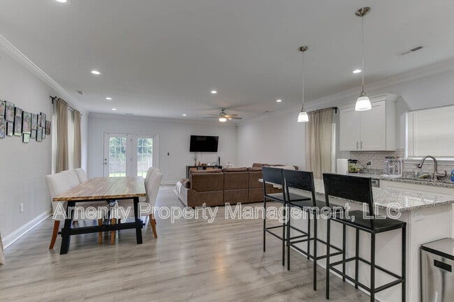 Building Photo - 614 Rolfe St