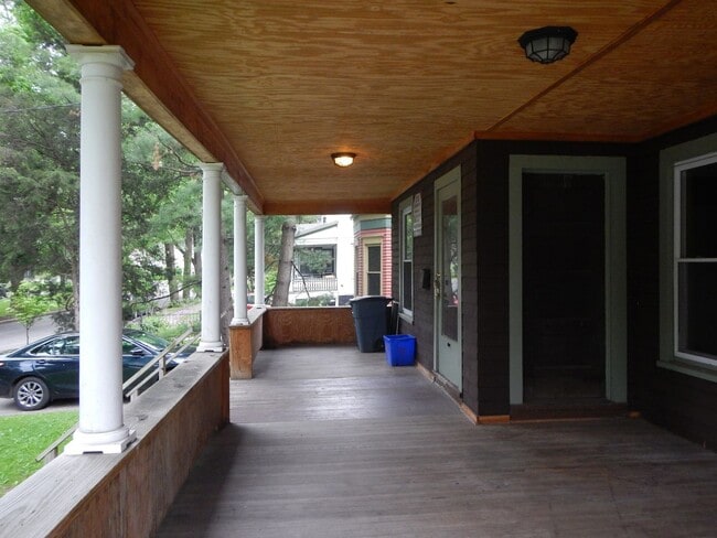 Building Photo - AVAILABLE 6/1/26 - Large House Available O...