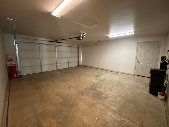 Building Photo - SPACIOUS HOME FOR RENT!