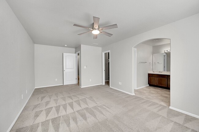 Building Photo - 3 bed 3 bath townhome in gated community w...