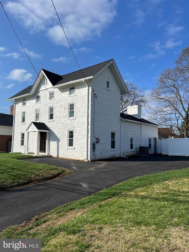 Building Photo - 540 W Springfield Rd