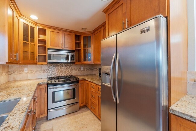 Building Photo - Cozy Condo in Manhattan Beach!