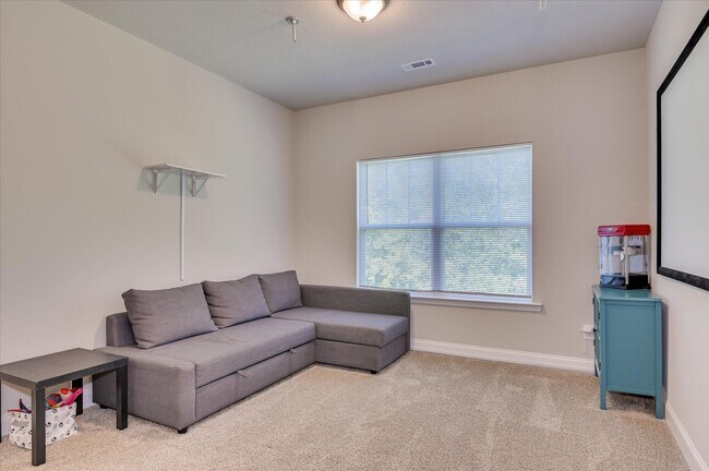 Building Photo - 210 Pebble Ln