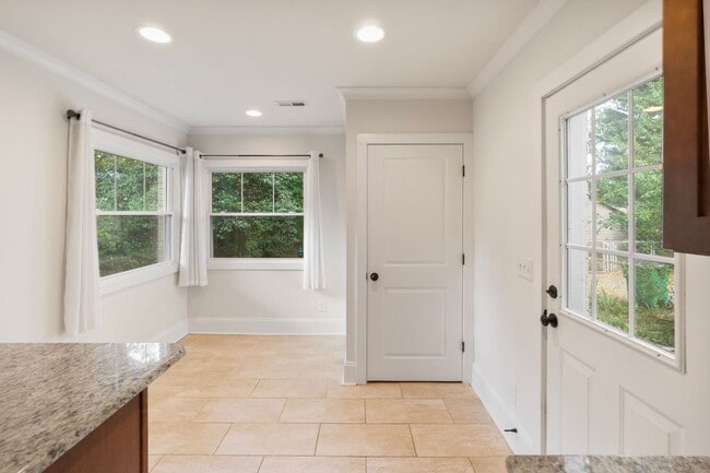 Building Photo - 2130 Chesterfield Ave