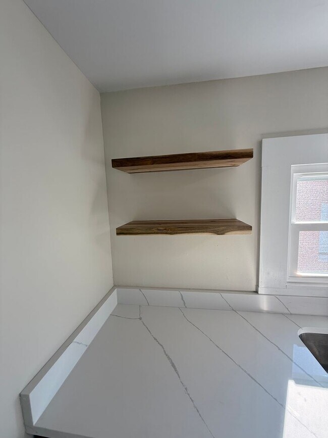 Building Photo - 750-752 E Wheeling St