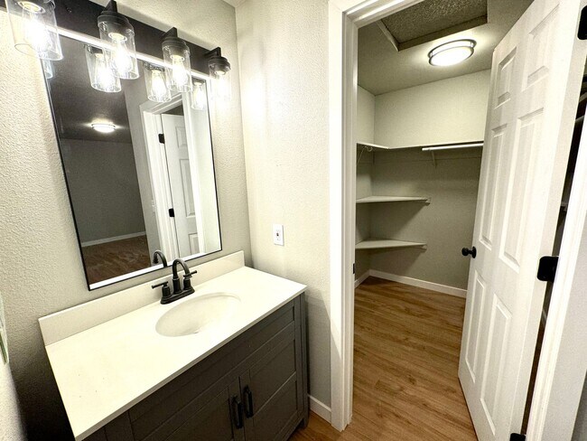 Building Photo - Modern 2BR, 1.5BA Duplex in Gig Harbor - F...