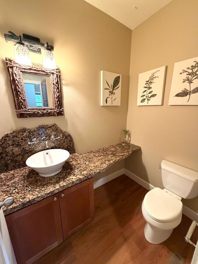 Building Photo - Absolutely Stunning, 6-Bed 3.5 Bath Execut...