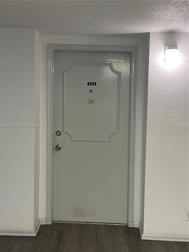 Building Photo - 1817 S Ocean Dr