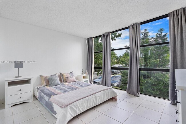 Building Photo - 1000 Parkview Dr