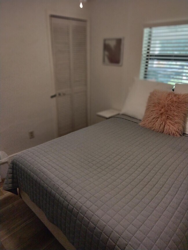 Building Photo - 1150 NE County Line Rd