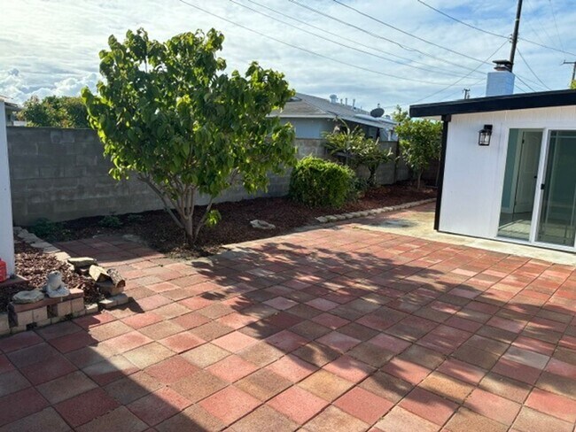 Building Photo - 5 Bedroom 4 Bath House in Garden Grove
