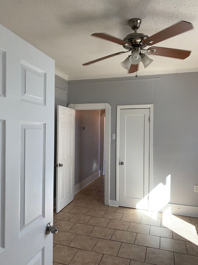 Building Photo - 2746 Gladiolus St