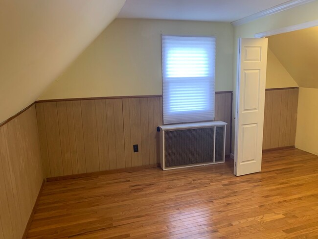 Building Photo - Terrific 4 Bed/1 Bath Home in Elmont!