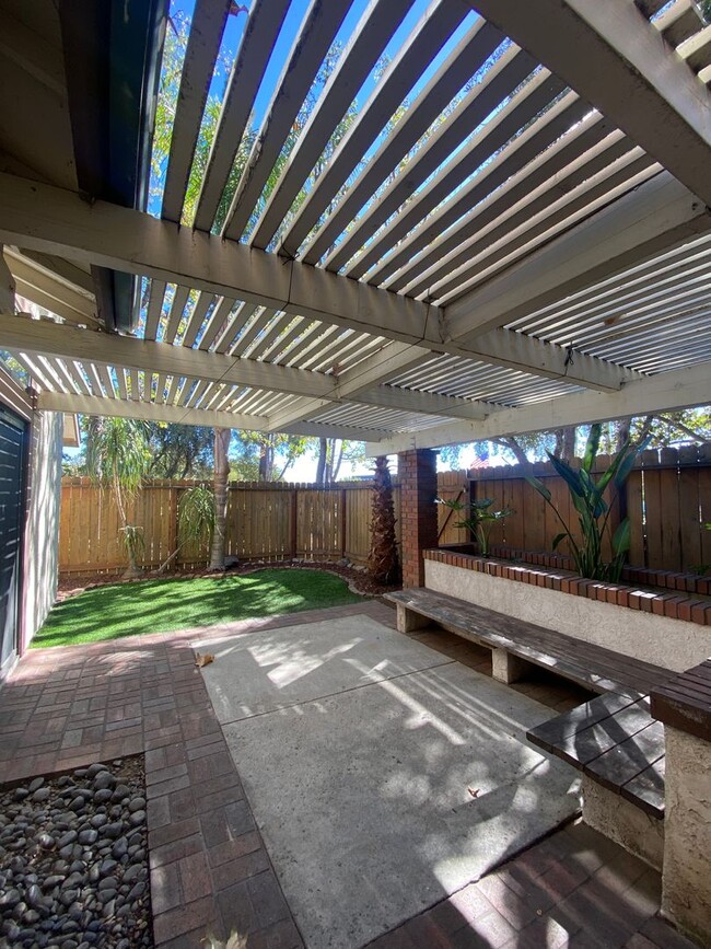 Building Photo - Alta Loma Woods Two Bed with Small Yard an...
