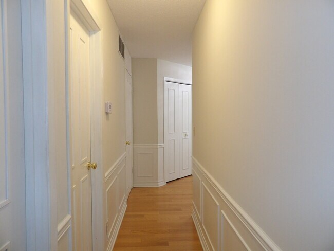 Building Photo - 2 Bed | 2 Bath Third Floor Condo