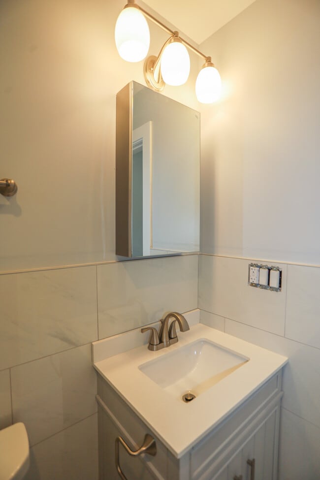 Building Photo - 1359 W Barry Ave