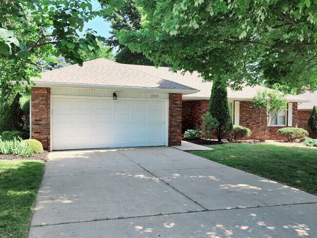 Building Photo - Primrose Market Place Area - Mission Hills Subdivision