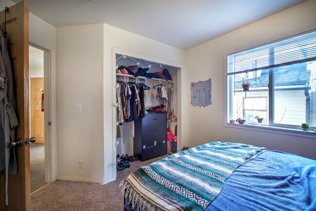 Building Photo - 8 Bedroom home in the Heart of the U-district