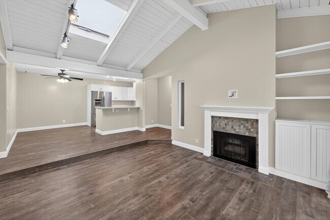 Building Photo - HUNTINGTON BEACH HOME - 1.5 Miles from the Beach