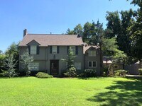 Building Photo - Stunning Midtown Home In Highly Desirable Bren Rose!