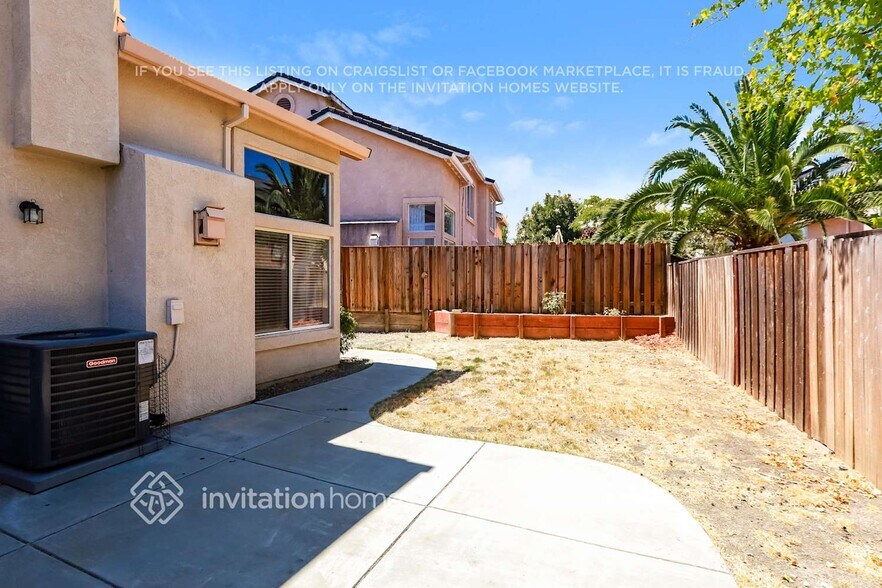 Building Photo - 1802 Gardenia Ct