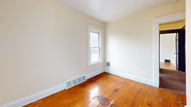 Building Photo - 2 bedroom/1 bath (upper unit)- 1ST MONTH FREE IF LEASE SIGNED BY 10/15